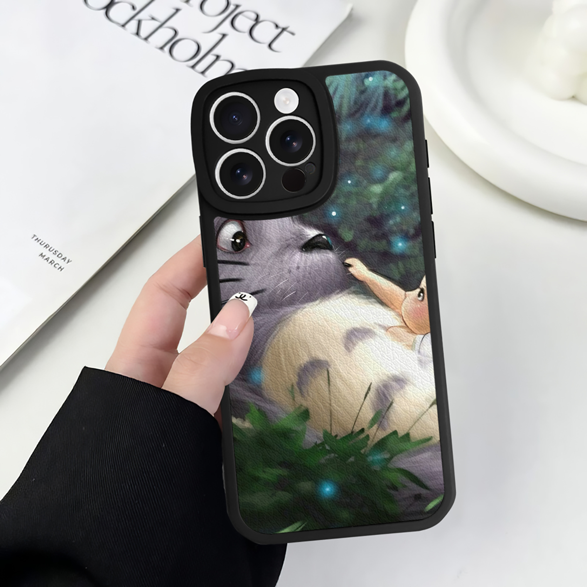 （画像用） となりのトトロ 草壁メイ 草壁サツキ My Neighbor Totoro Satsuki Kusakabe Mei Kusakabe 【iPhone 16シリーズ対応】シリコンスマホケース（レザー調） 材質：シリコン